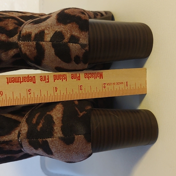 Leopard Print VEGAN SUEDE Cowgirl BOOTS. SIZE 7 WIDE. Like new! - Picture 10 of 13
